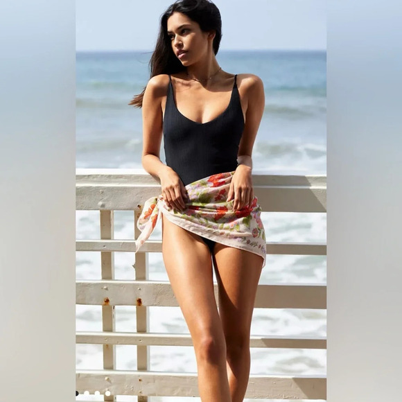 L Space Gianna Classic One-Piece Swimsuit in Black Medium $194.00 MSRP - Picture 2 of 7